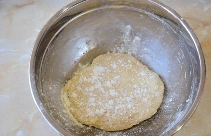 1. Этап. Хлеб Золотистый: Тесто сформируйте в шар и слегка присыпьте мукой. Накройте чашу полотенцем и оставьте в теплом месте на 1 час, чтобы тесто подошло.