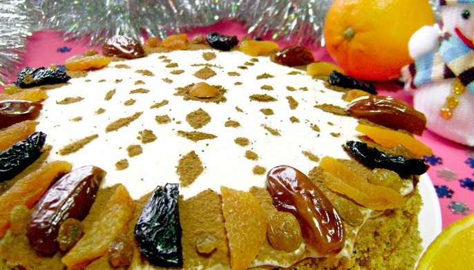 1. Этап. Медовик Зимний: Готовый торт украсьте крошкой по бокам. Сверху посыпьте пудрой и какао. Если у вас остались сухофрукты, то красиво распределите их на корже. Оставьте медовик на 6 часов в холодильнике для пропитки. Приятного чаепития!