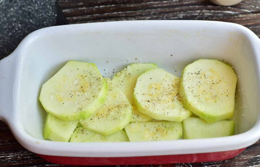 1. Этап. Запеканка из макарон с овощами: Выложите половину кружочков в форму для выпекания. Посолите и поперчите овощи.