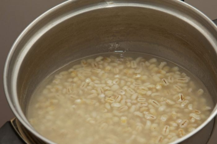 1. Этап. Бабушкин грибной суп: 1. Высыпьте крупу в холодную воду. Поставьте на огонь и дайте воде закипеть. Сделайте огонь на минимум и готовьте крупу.