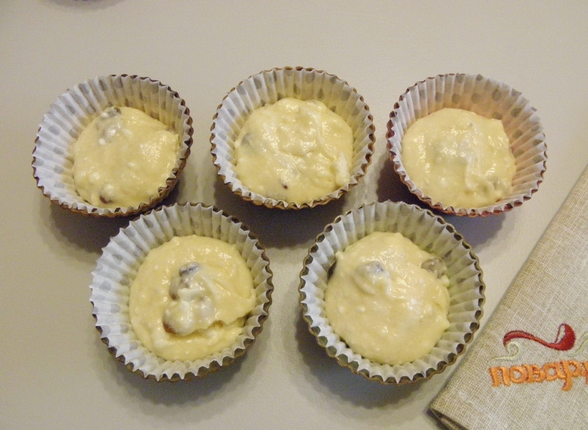 1. Этап. Кексики творожные с изюмом: Готовое тесто для кексиков разложите по формочкам и отправьте в горячую духовку на 15-20 минут, следите!