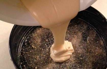 1. Этап. Бисквитный клубничный торт: Всыпаем просеянную муку и разрыхлитель. Переливаем в форму для выпекания, которую смазали маслом и присыпали крошками Готовим 15-20 минут при 200 градусах.