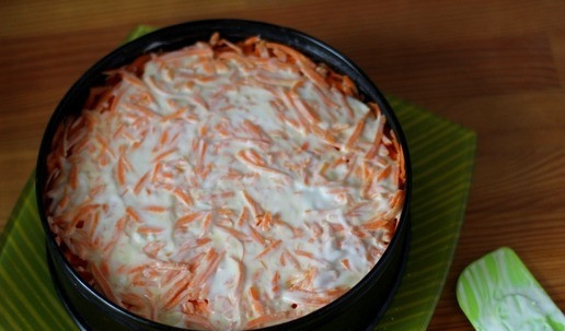 1. Этап. Салат Свежесть с редькой: Завершим натёртой морковью. Украсить по вкусу и можно подавать к столу.