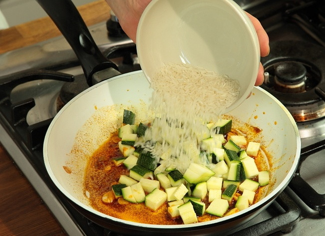 1. Этап. Кабачки по-мексикански тушеные: Добавить рис.