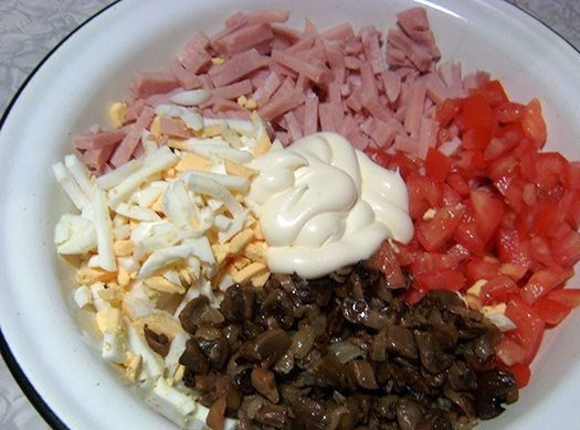 1. Этап. Салат с колбасой и грибами: 3. Яйца тоже стараемся резать соломкой. Помидоры режем произвольно, но добавим уже перед самой подачей на стол, чтобы не пустили слишком много сока. Заправляем майонезом.