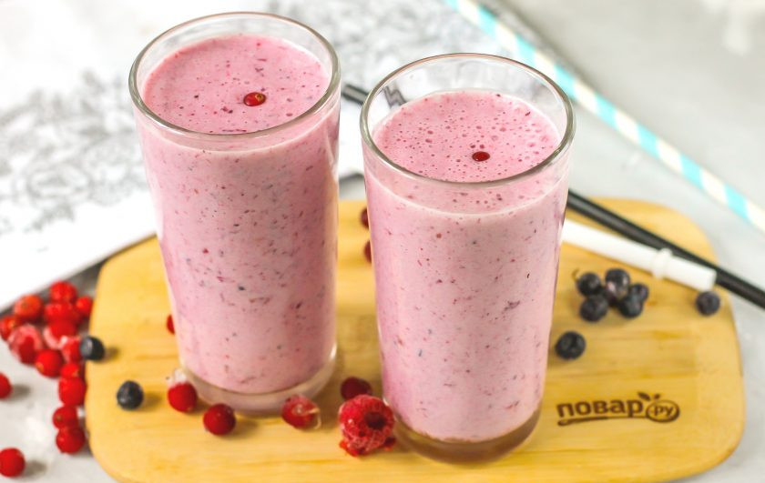 1. Этап. Смузи для иммунитета: Разлейте приготовленный ароматный и красочный смузи в стаканы и украсьте ягодками, листочками мяты. В летнее время напиток можно подать с кубиками льда.
