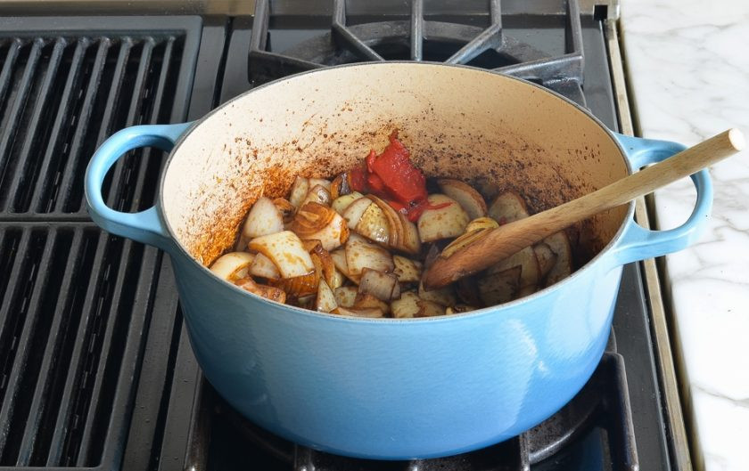 1. Этап. Жаркое из говядины с овощами: 5. Добавьте бальзамический уксус, специи и чеснок. Через минутку выложите томатную пасту.