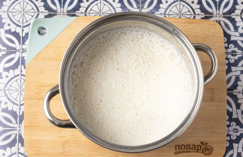 1. Этап. Холодная лапша с соевым молоком Конггуксу: Добавьте орехи и пробейте блендером сою с орехами и водой.