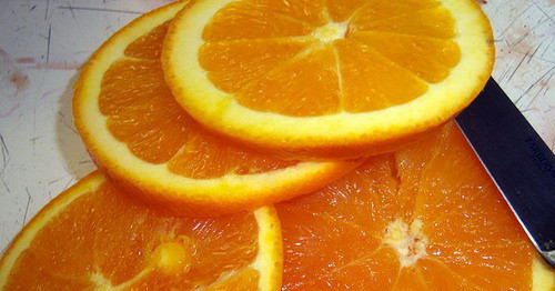 1. Этап. Закуска к шампанскому: 1. Для этой закуски можно использовать любые фрукты, в том числе тропические. С холодным шампанским они все будут идеально сочетаться. У меня были апельсины, киви и замороженная вишня и я всего за 15 минут приготовила отличную закуску.