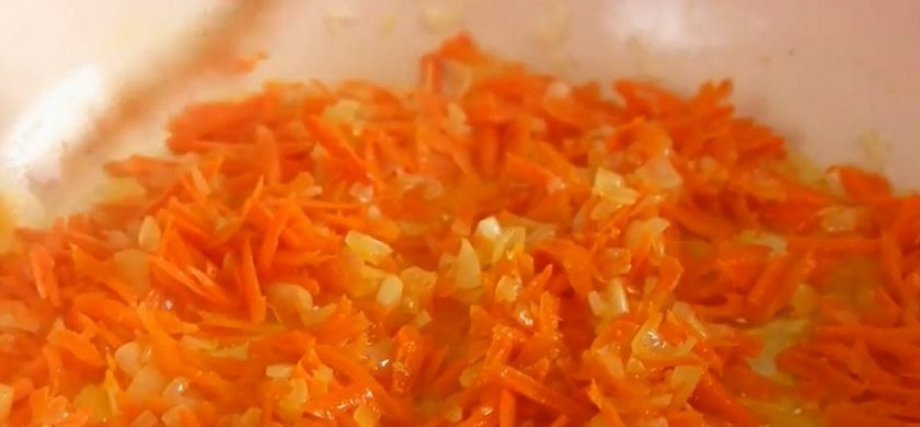 1. Этап. Салат с курицей и грибами Осень: 1. Лук нарежьте небольшими кубиками, морковь натрите на крупной терке. Обжарьте на растительном масле до мягкости лук, затем добавьте морковь.