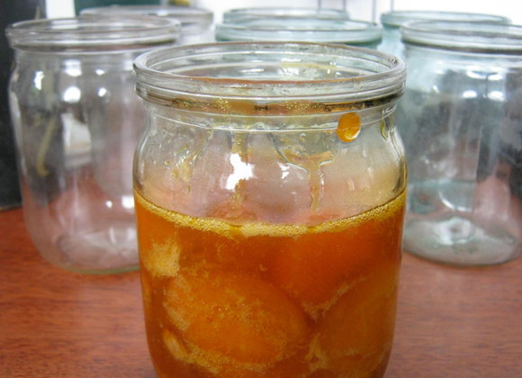 1. Этап. Варенье из абрикосов без воды: Переливаем горячее варенье в стерилизованную баночку, а в кастрюлю отправляем вариться новую порцию варенья.