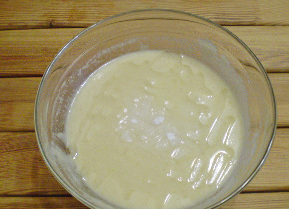 1. Этап. Лимонный манник: Добавьте соду, масло и лимонный сок. Перемешайте.