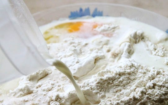 1. Этап. Петух с маковой начинкой: Теперь можно добавлять в тесто оставшееся молоко, соль, сахар и яйцо.