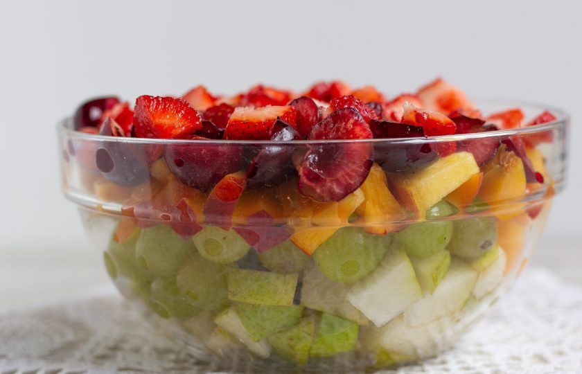 1. Этап. Желе из шампанского с фруктами и ягодами: Фрукты и ягоды очистите от косточек и произвольно нарежьте на кусочки. Виноград и другие мелкие ягоды можно оставить целыми.