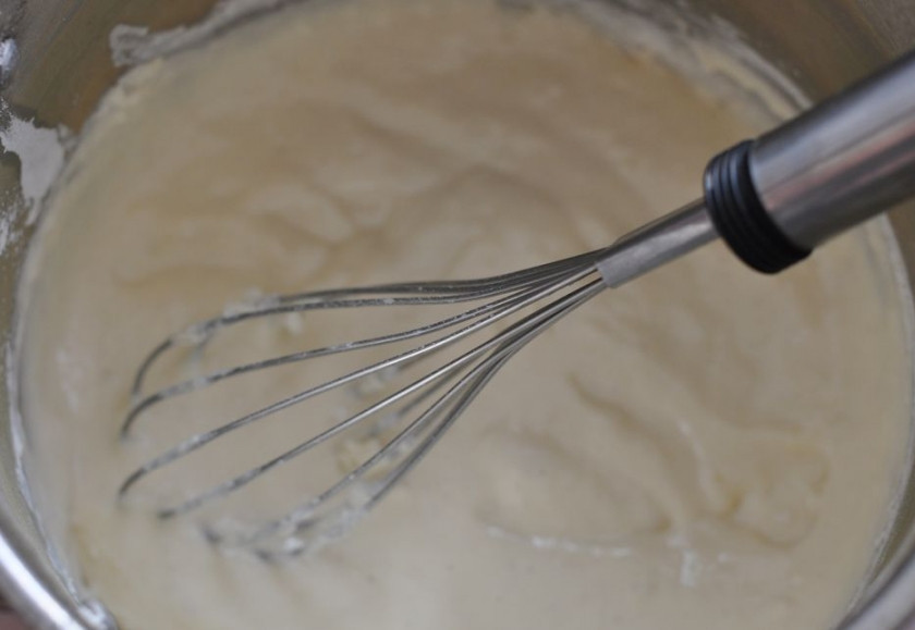 1. Этап. Пицца на сковороде с ветчиной: Для начала приготовим тесто для основы. В миску насыпаем муку, добавляем сметану, яйцо, соль и соду, тщательно перемешиваем все до однородной консистенции.