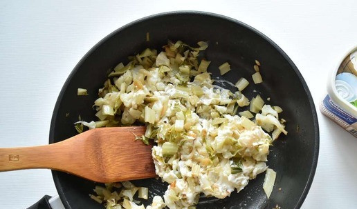 1. Этап. Рулет из свинины с цветной капустой: В капусту добавляю щедрых пару столовых ложек сливочного плавленного сыра Hochland. Солю перчу, перемешиваю начинку и снимаю с огня.