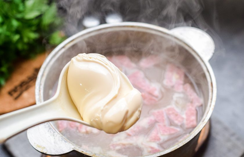 1. Этап. Суп с чечевицей и сыром: Спустя время добавьте в суп соль, перец, плавленый сыр.