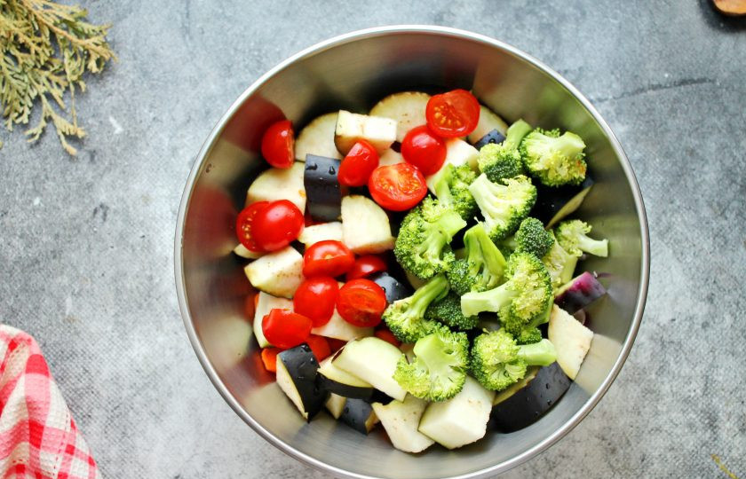 1. Этап. Овощное рагу с брокколи и баклажанами: Брокколи разделите на соцветия, черри разрежьте пополам или оставьте целиком. Выложите их в миску с овощами.