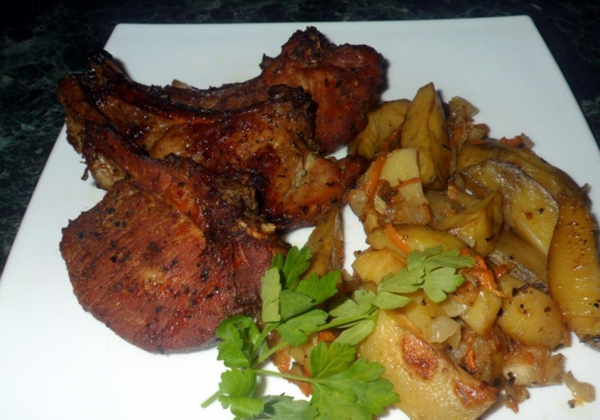 1. Этап. Нежные стейки из свинины с чесноком в духовке: 4. Подаю готовые горячие стейки с гарниром из картофеля и с зеленью. Приятного аппетита!