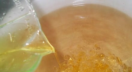 1. Этап. Маринованная капуста с клюквой: 3. Параллельно можно заняться маринадом. Пропорции используемых ингредиентов указаны условно, так что при желании можно использовать больше сахара и совсем немного уксуса, например. Соедините в кастрюле воду, соль и сахар. Влейте растительное масло, и поставьте на огонь. Маринад должен закипеть, а сахар — полностью раствориться. Затем добавьте уксус и (при желании) лавровый лист и душистый перец. Снимите с огня, дайте немного ему охладиться.