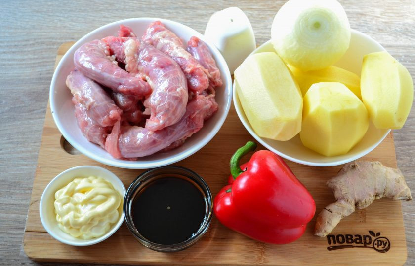 1. Этап. Куриные шейки с картошкой: Подготовьте все необходимые ингредиенты. Овощи очистите, а куриные шейки промойте и обсушите.