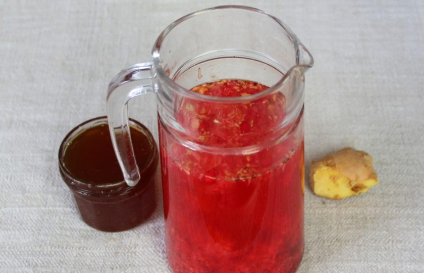 1. Этап. Имбирный напиток с малиной и лимонником: Наливаем в кувшин теплую воду (60-80 градусов) и настаиваем. Когда напиток остынет до 40 градусов добавляем мед и все хорошо перемешиваем.