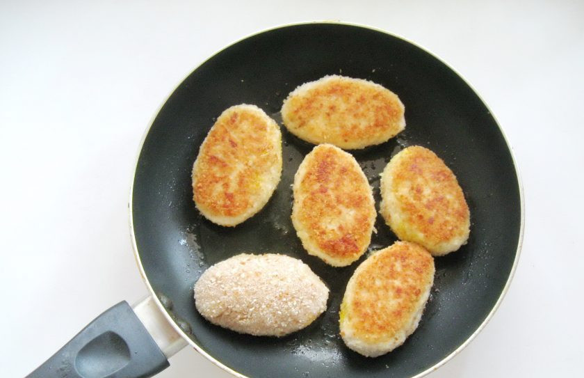 1. Этап. Куриные зразы с морковью и сыром: Обжарьте с обеих сторон до золотистой корочки.