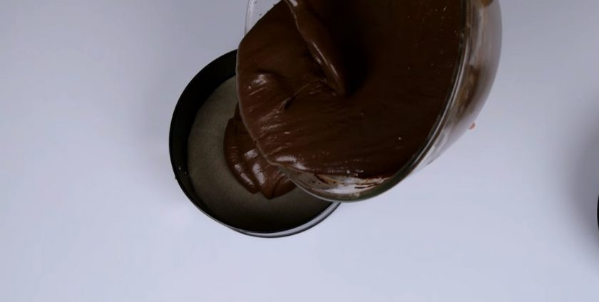 1. Этап. Торт Сникерс с соленой карамелью: 2. В несколько приемов добавьте мучную смесь и молоко комнатной температуры. Разделите тесто на три части и равномерно распределите по форме. Отправьте в разогретую до 160 градусов духовке на 30 минут.