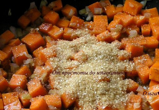 1. Этап. Тыквенный суп с апельсиновым соком: Добавьте коричневый сахар, перемешайте.