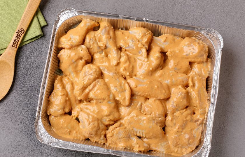 1. Этап. Цукини с курицей в духовке: Сверху на овощи выложите маринованную курочку.