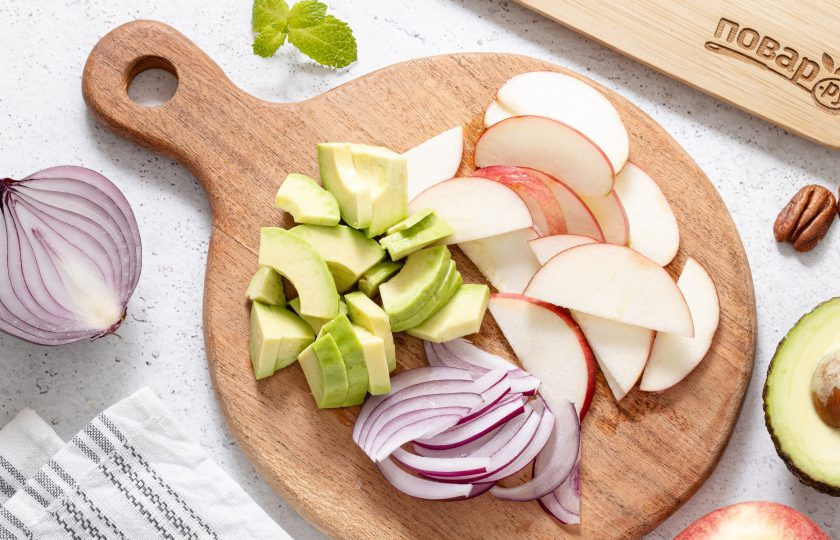 1. Этап. Салат с авокадо и яблоком: Авокадо очистите от кожуры, удалите косточку и нарежьте ломтиками средней толщины. У яблока вырежьте сердцевину и порежьте на тонкие ломтики. Красный лук нарежьте перьями.