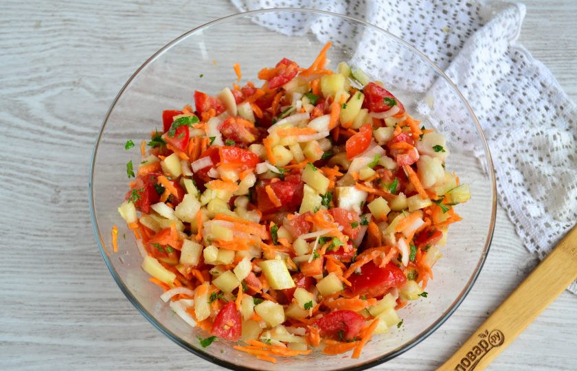 1. Этап. Овощная заправка на зиму: Хорошенько все перемешайте, чтобы соль максимально хорошо распределилась.