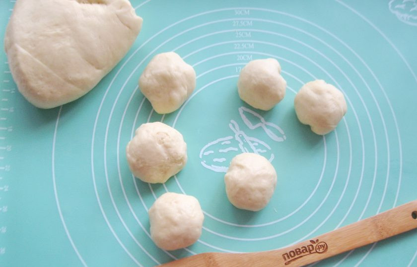 1. Этап. Булочки с мармеладом: После тесто достаньте из миски, обомните и разделите на шарики весом 50-60 грамм.