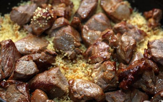 1. Этап. Баранина с кус-кусом: 5. В лук высыпаем кускус, солим и перемешиваем. Туда же кладем мясо. Кипящую воду вливаем так, чтобы кускус слегка покрылся водой. Много воды лить не следует, кускус может просто превратиться в кашу.