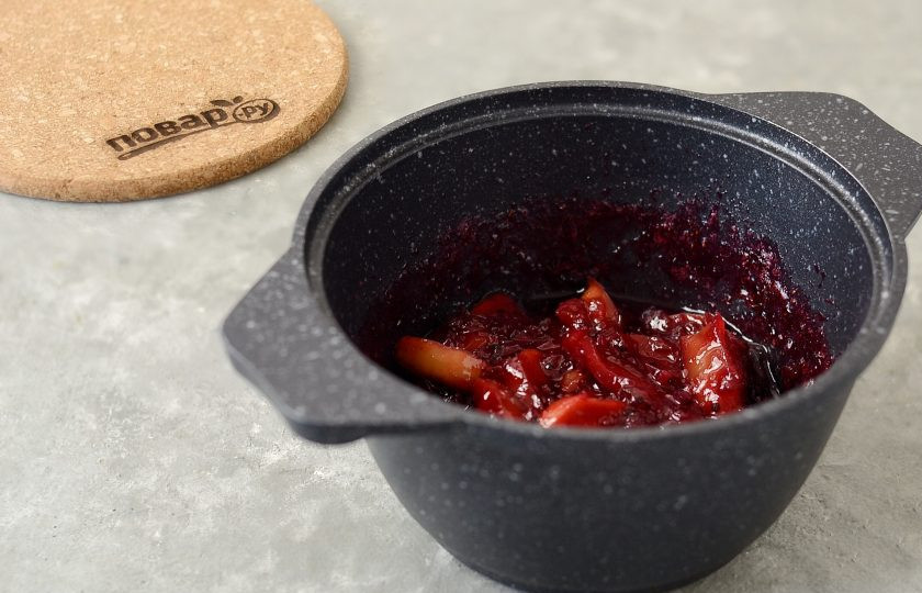 1. Этап. Варенье из красной смородины с яблоками: Повторите предыдущий шаг еще 2-3 раза, пока не получите желаемую консистенцию варенья.