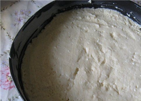 1. Этап. Пирог Европейский: 3. Промажьте форму, в которой будет выпекаться пирог, жиром (маслом сливочным, например). Присыпьте мукой. Уложите тесто. Выпекайте в середине духового шкафа. Время – 45 минут. Выньте из духовки. Пять минут дайте на остывание. Переложите пирог на блюдо.