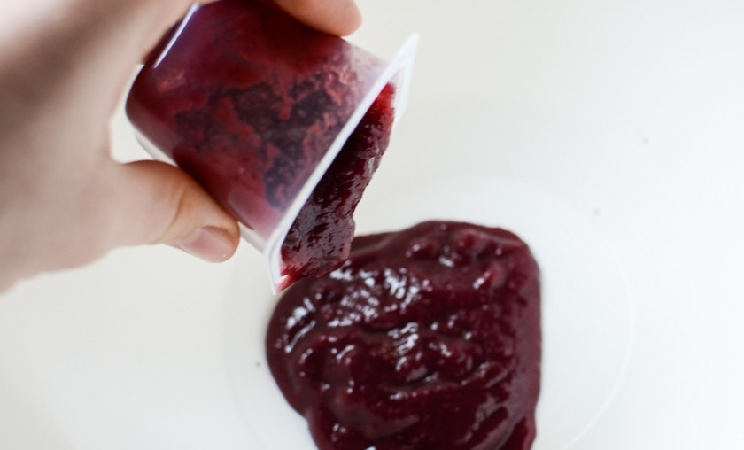 1. Этап. Пирог на 14 февраля: Разведите желатин в воде и растворите его. Вылейте желатин к фруктовому пюре и добавьте воды. Всё перемешайте и поставьте в холод. Пока мы будем делать основу для пирога, фруктовое пюре дойдёт до нужной нам консистенции.