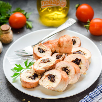 Куриный рулет с черносливом и грибами