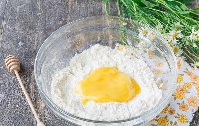 1. Этап. Простой рецепт домашнего печенья: Перемешайте все и добавьте мед.