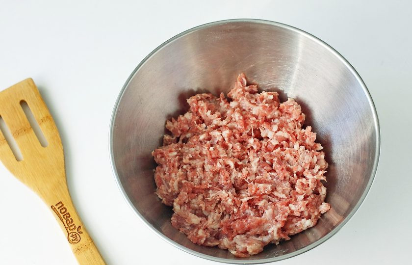 1. Этап. Тефтели с рисом без подливы: Фарш переложите в глубокую миску.