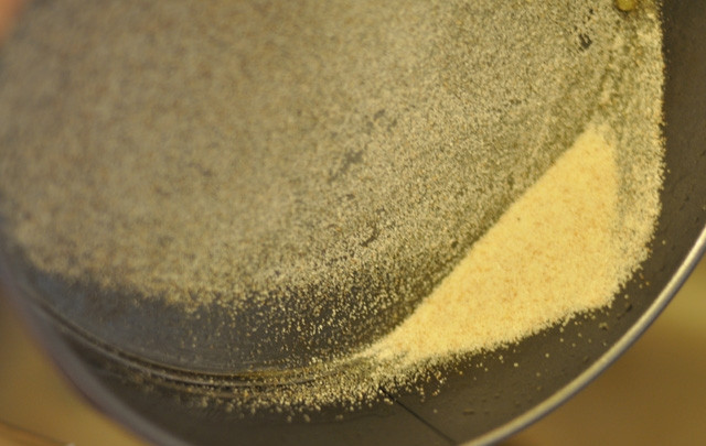 1. Этап. Мазурка: Включите духовку до 350 градусов. Смажьте дно формы растительным маслом. После чего добавьте крахмал в смазанную форму и распространите аккуратно по всему дну, необходимо создать тонкий слой крахмала, (делайте желательно это над раковиной). Крахмал придаст пирогу определенную текстуру.