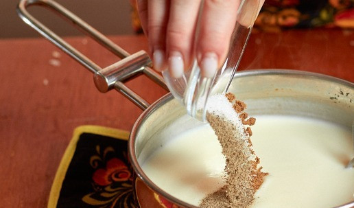 1. Этап. Капуста Бешамель: Варить на среднем огне, постоянно помешивая. Как только начало закипать, добавить соль и специи. Уварить до загустения.