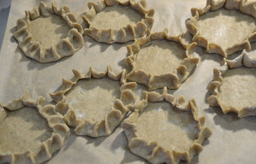 1. Этап. Перепечи с грибами: Готовые корзиночки из теста уложите на лист для выпечки.