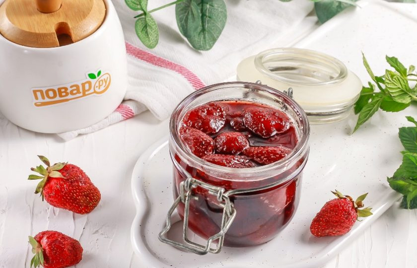 1. Этап. Целая клубника с сахаром на зиму: В зимнее время откройте баночку с лакомством и насладитесь его ярким вкусом и ароматом.