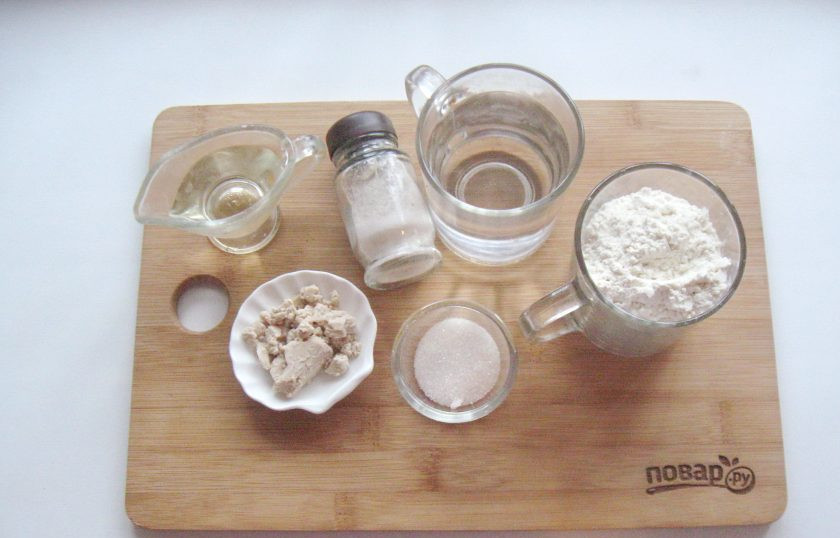 1. Этап. Тесто для пиццы дрожжевое: Подготовьте все ингредиенты для приготовления теста для пиццы.