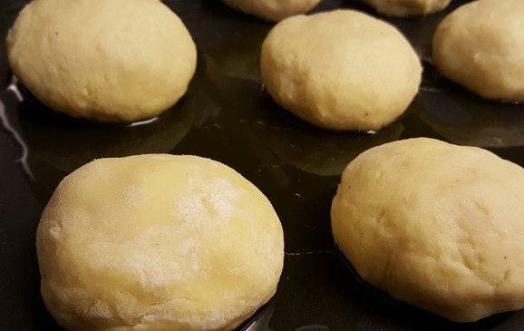 1. Этап. Картофельные бомбочки в духовке: 8. Уложите пирожки на противень, смазанный маслом, и выпекайте в течение 15-20 минут при температуре 200 градусов.