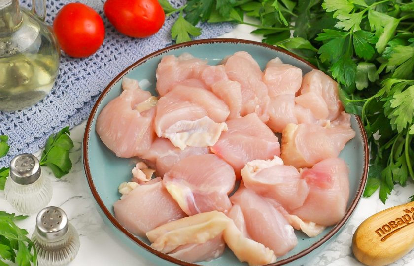 1. Этап. Чечевичный суп с курицей: Промойте части курицы, срежьте пленки и жилы, нарежьте порционными кубиками или кусочками, слайсами. Если используете части спины или груди, то разломите их пополам.