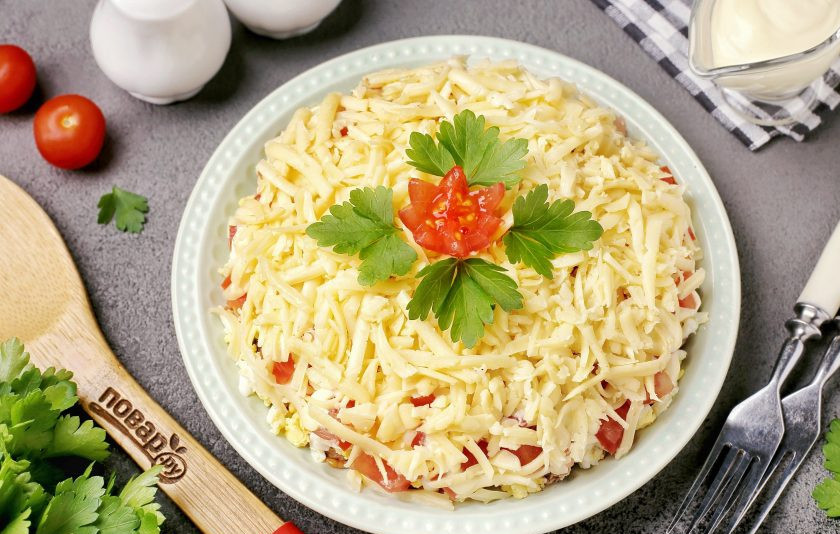 1. Этап. Слоёный салат с тунцом, помидорами, сыром и яйцами: Приятного аппетита!