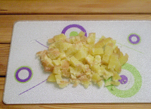 1. Этап. Салат к курице: 2. Картофель порезать кубиками.