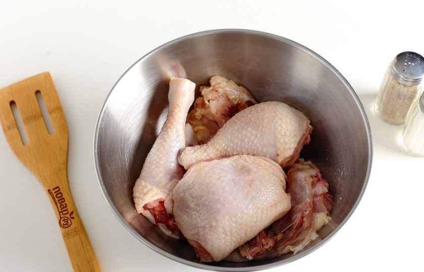 1. Этап. Курица в духовке с корочкой: Курицу нарежьте на части и сложите в глубокую миску.